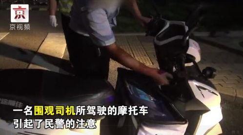 警察出警吃瓜群众,一场现代版“街头秀”