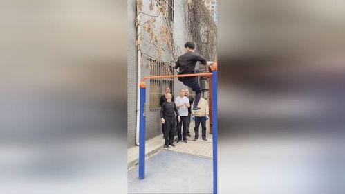 单杠吃瓜,揭秘校园里的欢乐时光