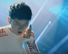 张杰歪头吃瓜,意外成为娱乐圈热议焦点