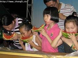 车站吃瓜女人,揭秘吃瓜女人的神秘故事